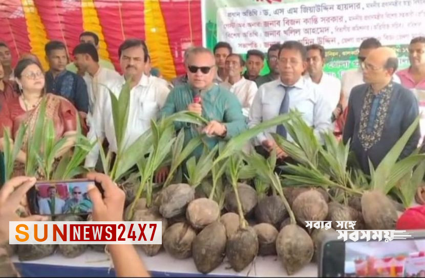 কর্মসূচি বাস্তবায়নে ঝালকাঠিতে গাছের চারা বিতরণ