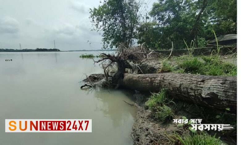 নদীতে বিলীন স্বামীর কবর, নিজের কবর নিয়ে শঙ্কা
